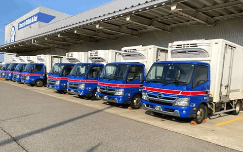 丸周運送3tトラック ハイブリット車 病院食関係配送